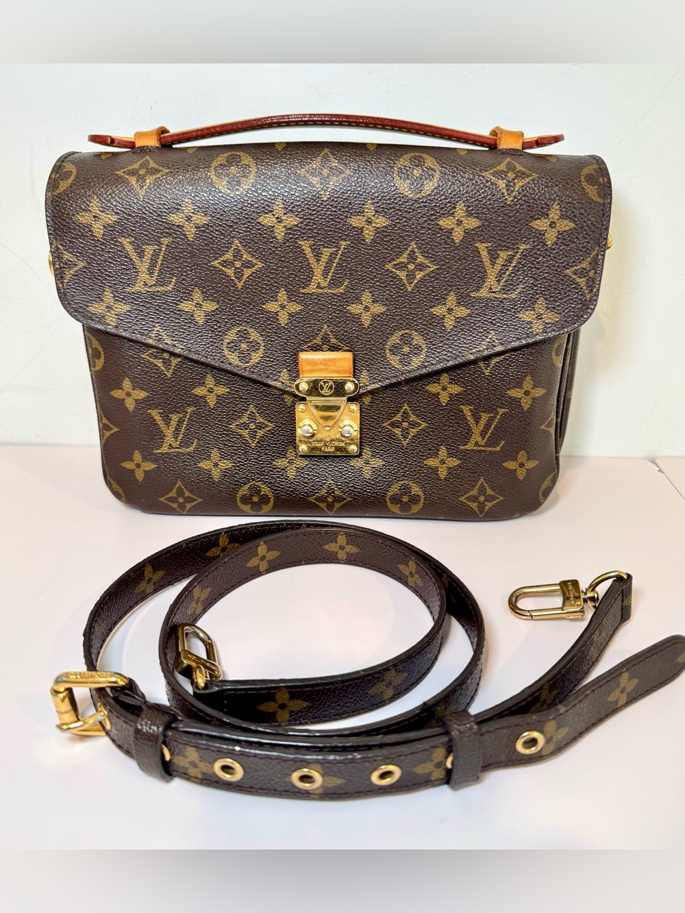 Louis Vuitton Pochette Métis Logo Monogram W Adjustable Shoulder Strap